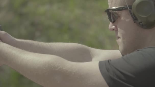銃を撃つ男 — ストック動画