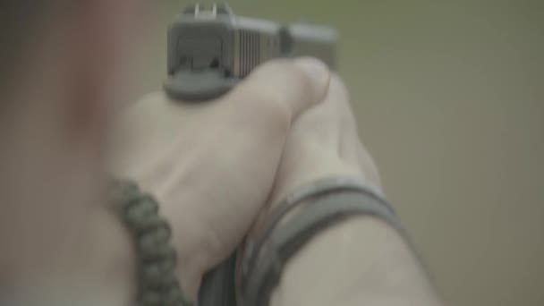Närbild av en pistol. Skjutning — Stockvideo