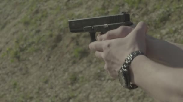 Närbild av en pistol. Skjutning — Stockvideo