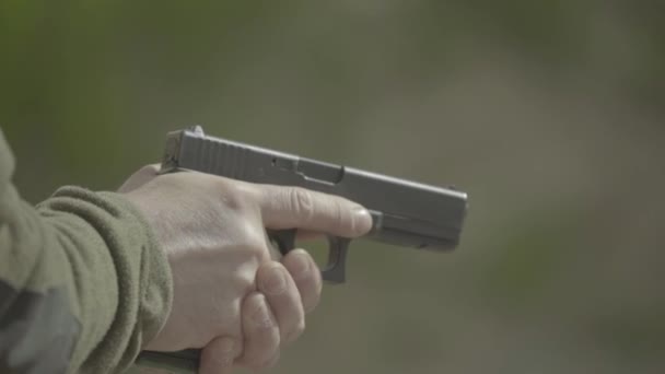 Közelkép egy pisztolyról. Lassú mozgás.. — Stock videók