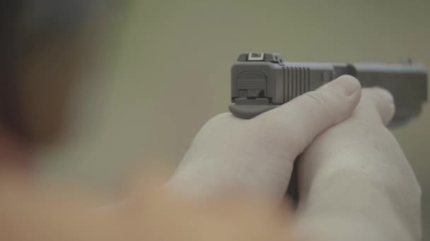 Un primo piano di una pistola. Rallentatore. — Video Stock