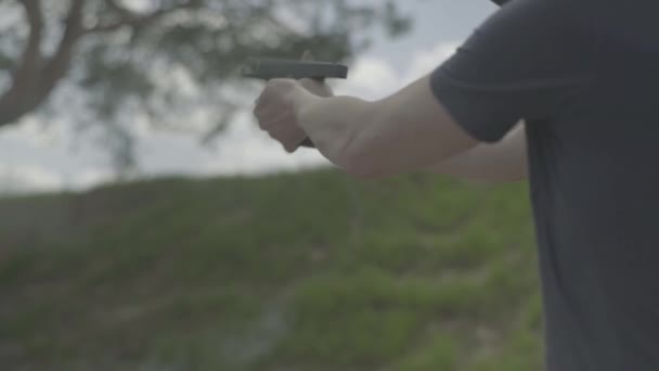 Um tiro de perto de uma pistola. Movimento lento. — Vídeo de Stock