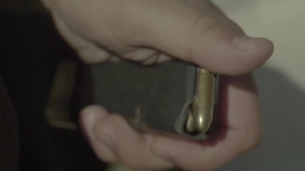 Les cartouches sont chargées dans le pistolet. Gros plan.