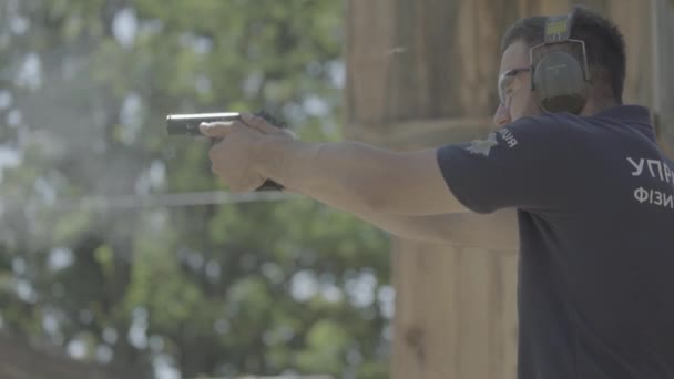 Homem atirador dispara uma pistola — Vídeo de Stock