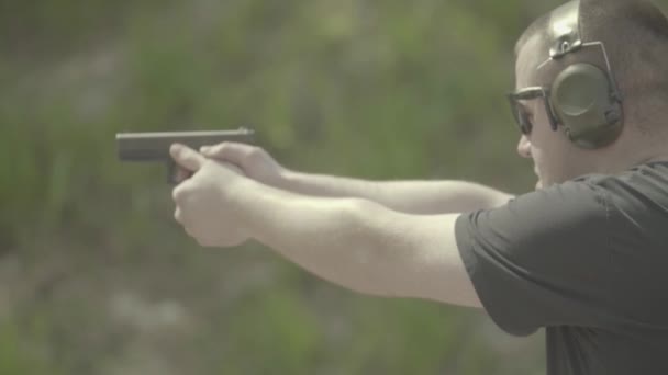Man shooter shoots a pistol — Stock Video