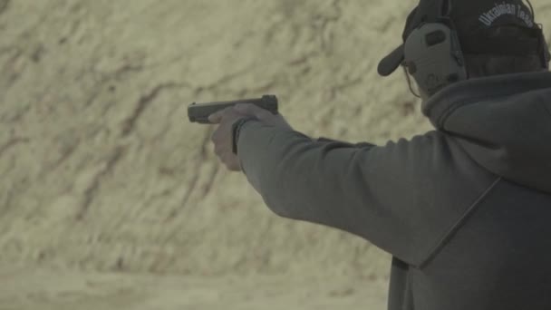 Człowiek strzelec strzela pistoletem — Wideo stockowe