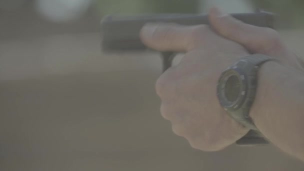Närbild av en pistol — Stockvideo