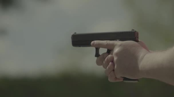 Gros plan d'un pistolet — Video