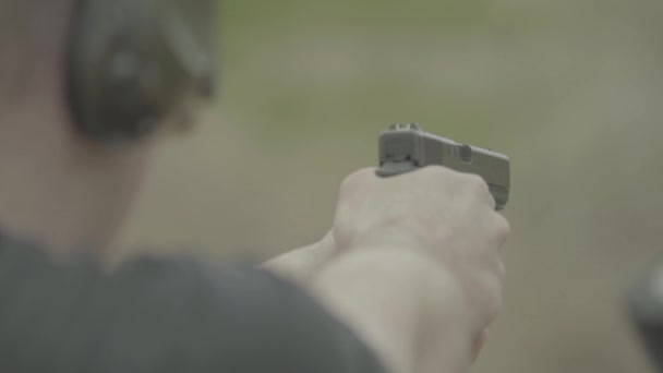 Primer plano de una pistola — Vídeos de Stock