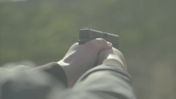 Primer plano de una pistola — Vídeo de stock