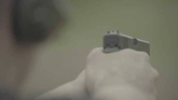 Primer plano de una pistola — Vídeo de stock