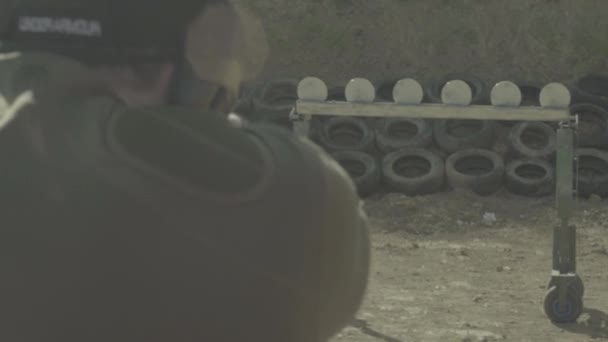 Крупним планом постріл пістолета — стокове відео