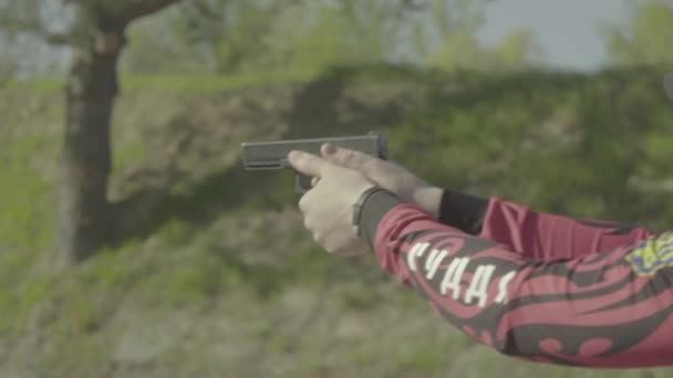 Közelkép egy pisztolyról. — Stock videók