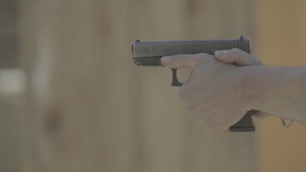 Close-up tiro de uma pistola — Vídeo de Stock
