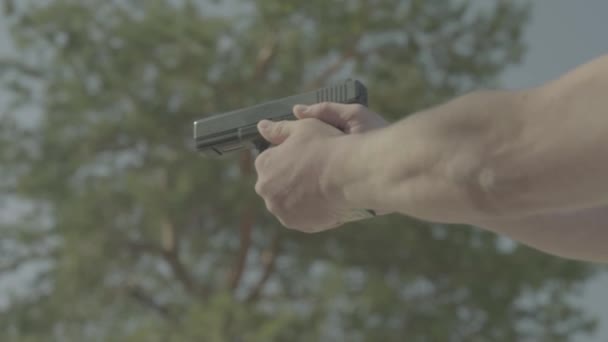 Close-up tiro de uma pistola — Vídeo de Stock