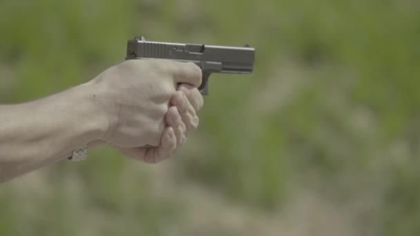 Close-up tiro de uma pistola — Vídeo de Stock