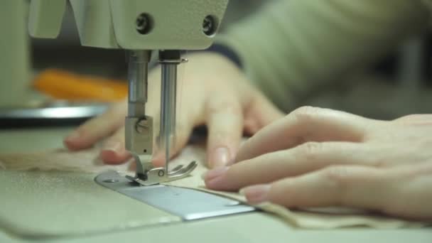 Швея работает на швейной фабрике. Киев. Украина — стоковое видео