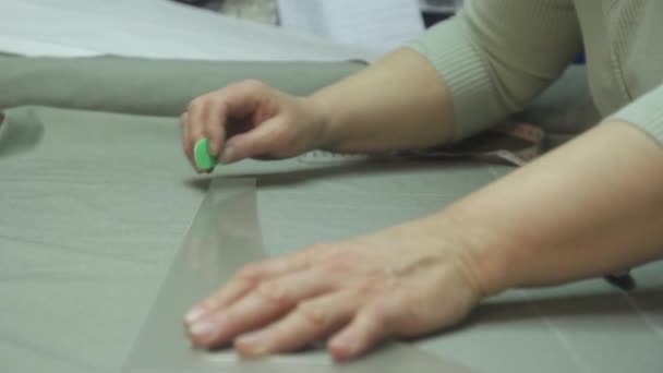 Швея работает на швейной фабрике. Киев. Украина — стоковое видео