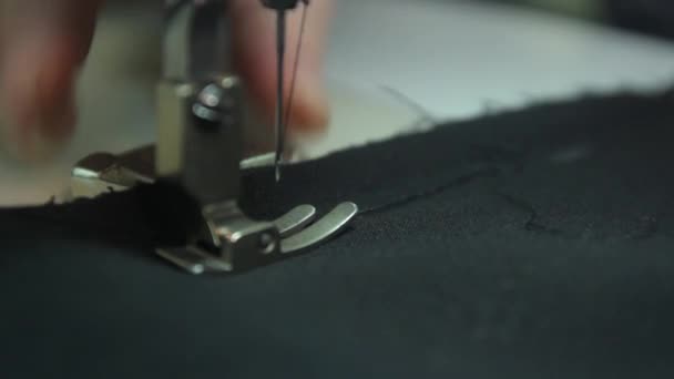 Une couturière travaille dans une usine de vêtements. Kiev. Ukraine