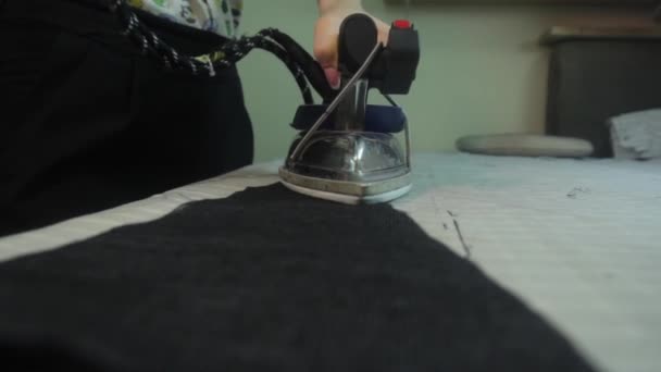 Eine Näherin arbeitet in einer Bekleidungsfabrik. Kiew. Ukraine — Stockvideo