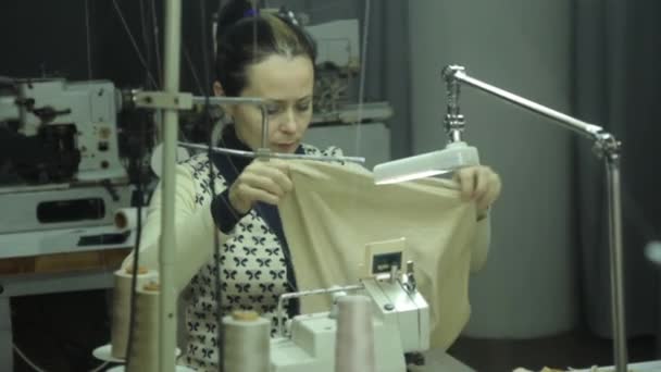 Une couturière travaille dans une usine de vêtements. Kiev. Ukraine — Video