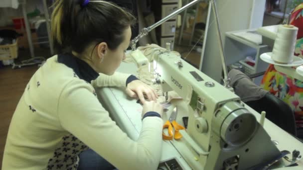 Eine Näherin arbeitet in einer Bekleidungsfabrik. Kiew. Ukraine — Stockvideo