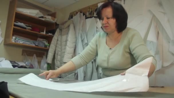 Švadlena pracuje v továrně na oděvy. Kyjev. Ukrajina — Stock video