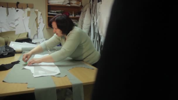 縫製工場ではストレスが働いています。キエフ。ウクライナ — ストック動画