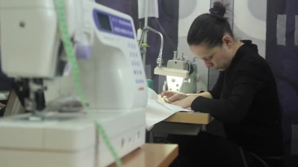 Une couturière travaille dans une usine de vêtements. Kiev. Ukraine — Video