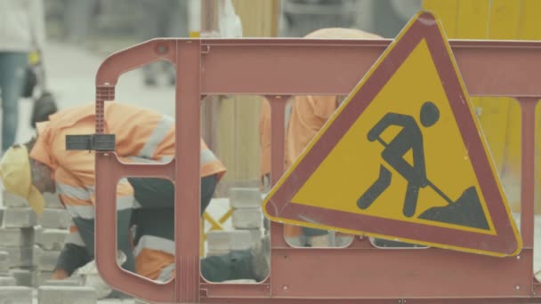 İşçiler yolu onarıyor. Kyiv. Ukrayna. — Stok video