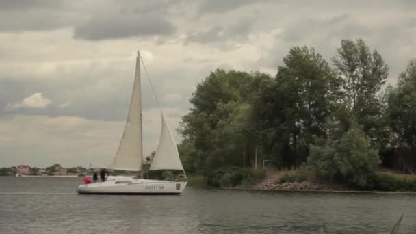 Yacht sur l'eau. Régate. Kiev. Ukraine — Video