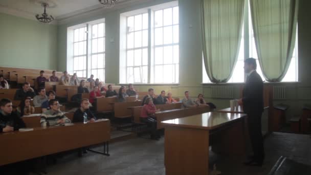 El profesor está dando una conferencia en la audiencia a los estudiantes de la universidad. Kiev. — Vídeos de Stock