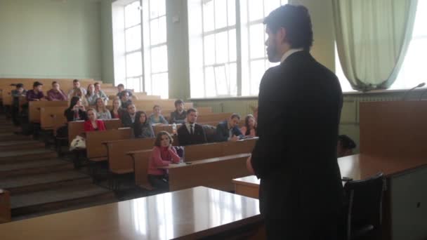 El profesor está dando una conferencia en la audiencia a los estudiantes de la universidad. Kiev. — Vídeos de Stock