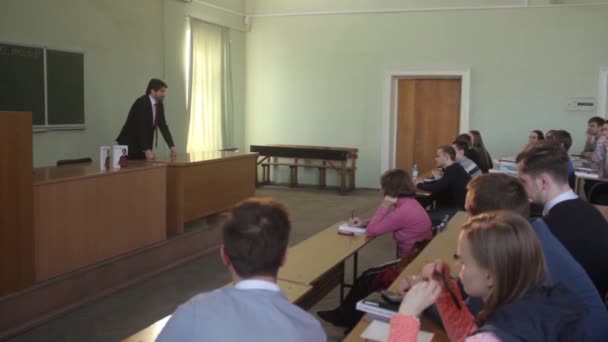 Profesor přednáší v publiku studentům na univerzitě. Kyjev — Stock video