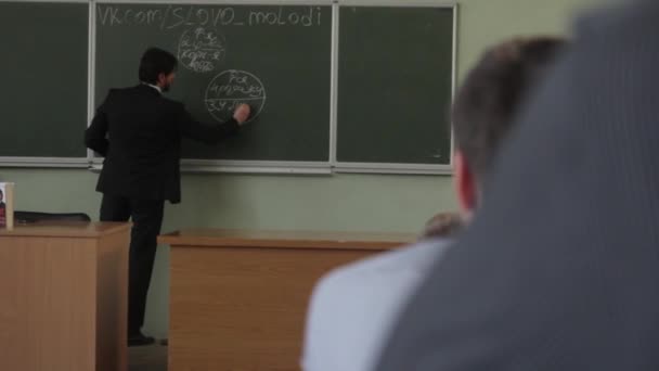 A professzor előadást tart a hallgatóságnak az egyetemen. Kijevben — Stock videók