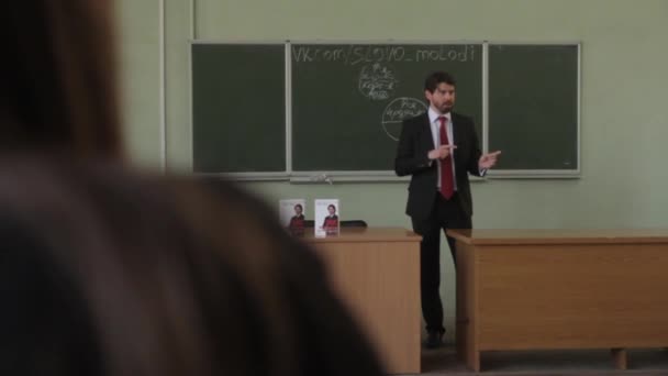 Professor ger en föreläsning i publiken för studenter vid universitetet. Kiev — Stockvideo