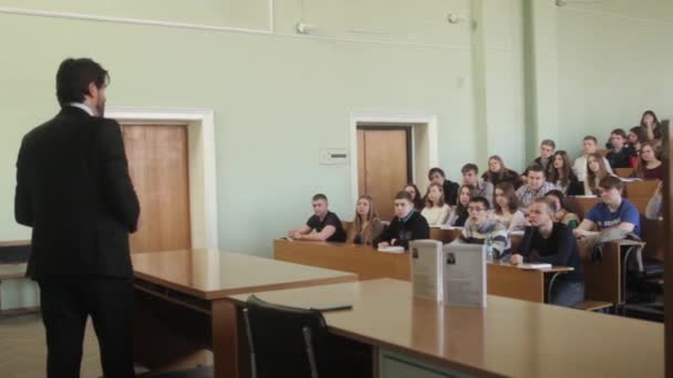 Professor geeft een lezing in het publiek voor studenten aan de universiteit. Kiev — Stockvideo