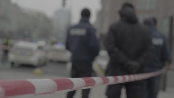 Absperrband der Polizei am Tatort. kyiv. Ukraine — Stockvideo