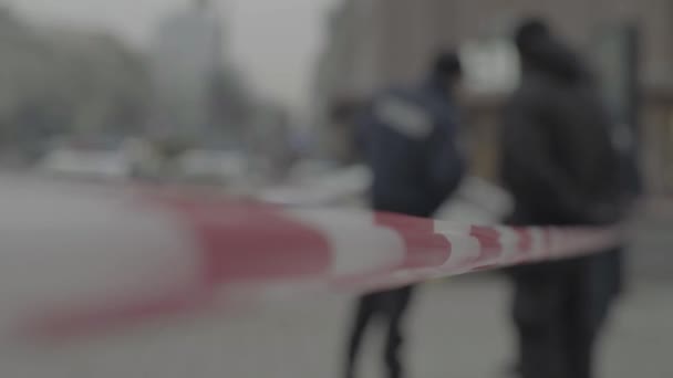 범죄 현장에서 경찰에게 경고 테이프를 차단 해. Kyiv. 우크라 이나 — 비디오