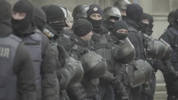 Escuadrón de policía en una calle de la ciudad. Kiev. Ucrania . — Vídeo de stock