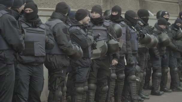 Squadra di polizia in una strada cittadina. Kiev. Ucraina . — Video Stock