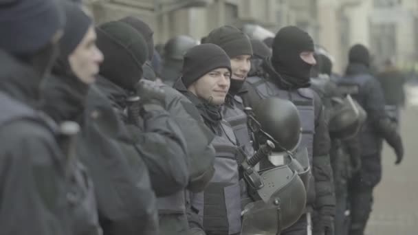 Polizeistreife auf einer Straße in der Stadt. kyiv. Ukraine. — Stockvideo