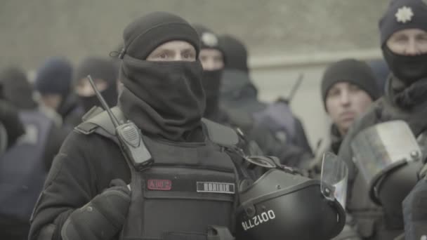 Polizeistreife auf einer Straße in der Stadt. kyiv. Ukraine. — Stockvideo