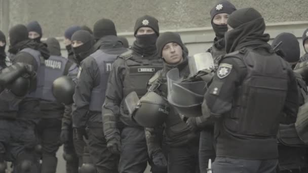 Esquadrão policial em uma rua da cidade. Kiev. Ucrânia . — Vídeo de Stock