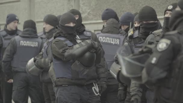 Şehir caddesinde bir polis ekibi. Kyiv. Ukrayna. — Stok video