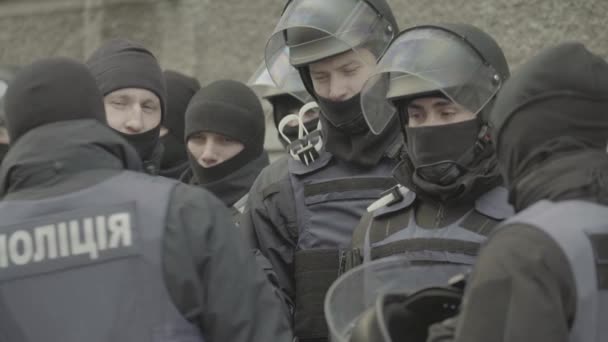 Politie op een straat. Kiev. Oekraïne. — Stockvideo