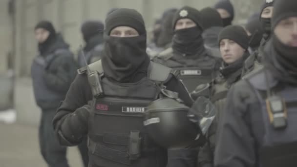 Policejní oddíl na městské ulici. Kyjev. Ukrajina. — Stock video