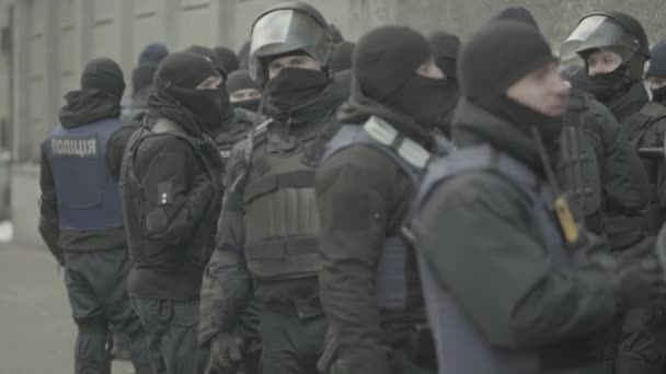 Polisstyrkan på en stadsgata. Kiev. Ukraina. — Stockvideo