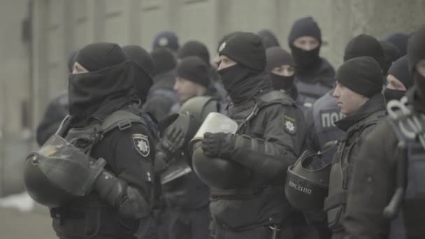 Policja na ulicy miejskiej. Kijów. Ukraina. — Wideo stockowe