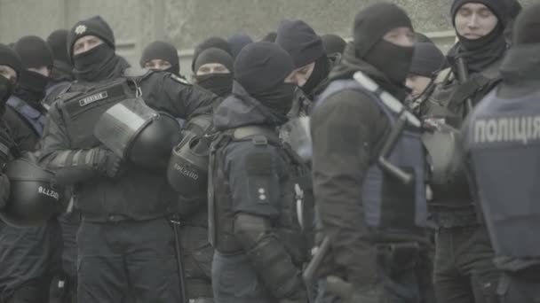 Escuadrón de policía en una calle de la ciudad. Kiev. Ucrania . — Vídeos de Stock